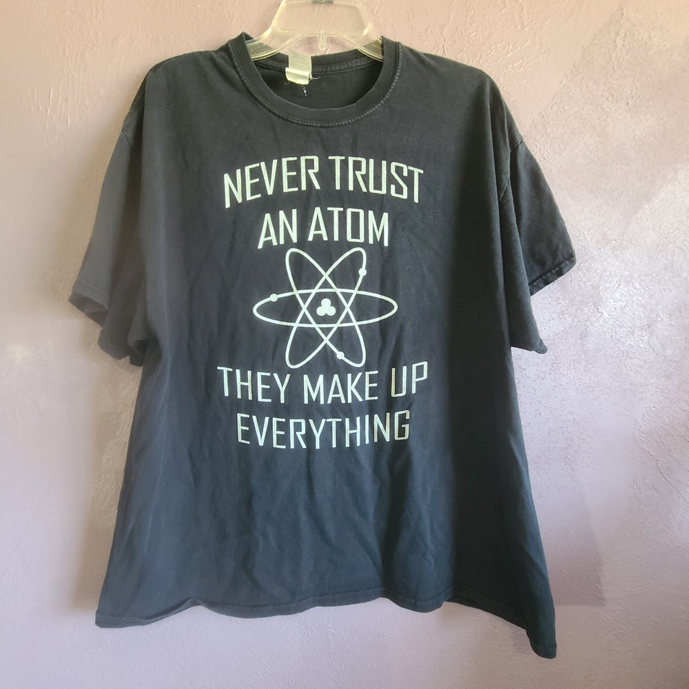 Gildan Graphic T-Shirt Mens XL Black Science Engineer Humor Never Trust An Atom